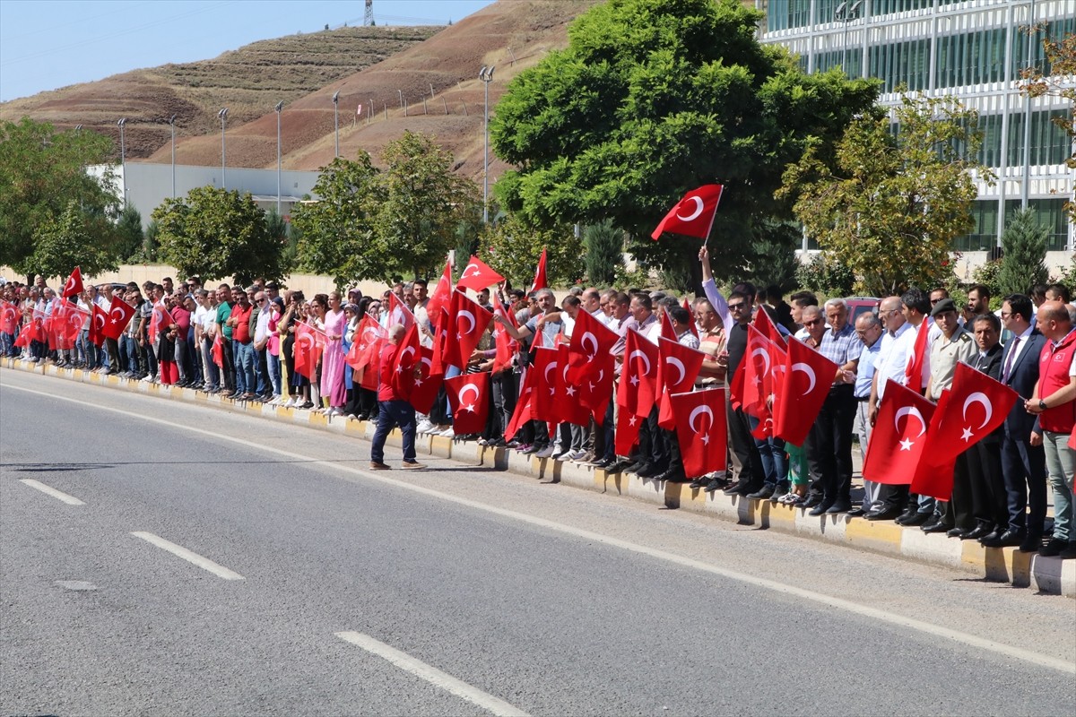 Kastamonu'da şehit olan polis memuru Ahmet Şahan, Çankırı'dan geçtiği sırada yol kenarına çıkan...