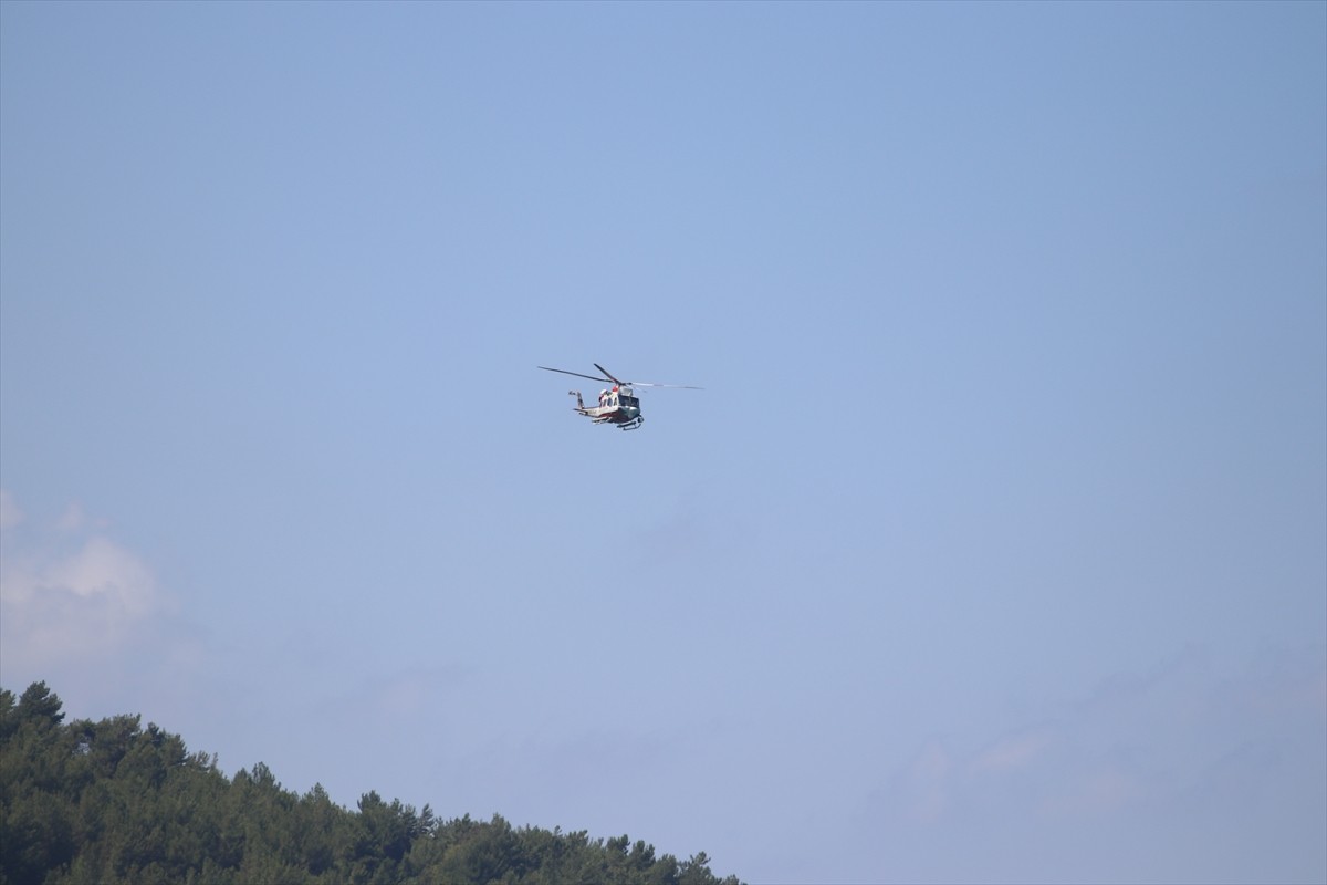 Kastamonu'nun Cide ilçesinde dün teknenin batması sonucu kaybolan 3 kişinin bulunması için...