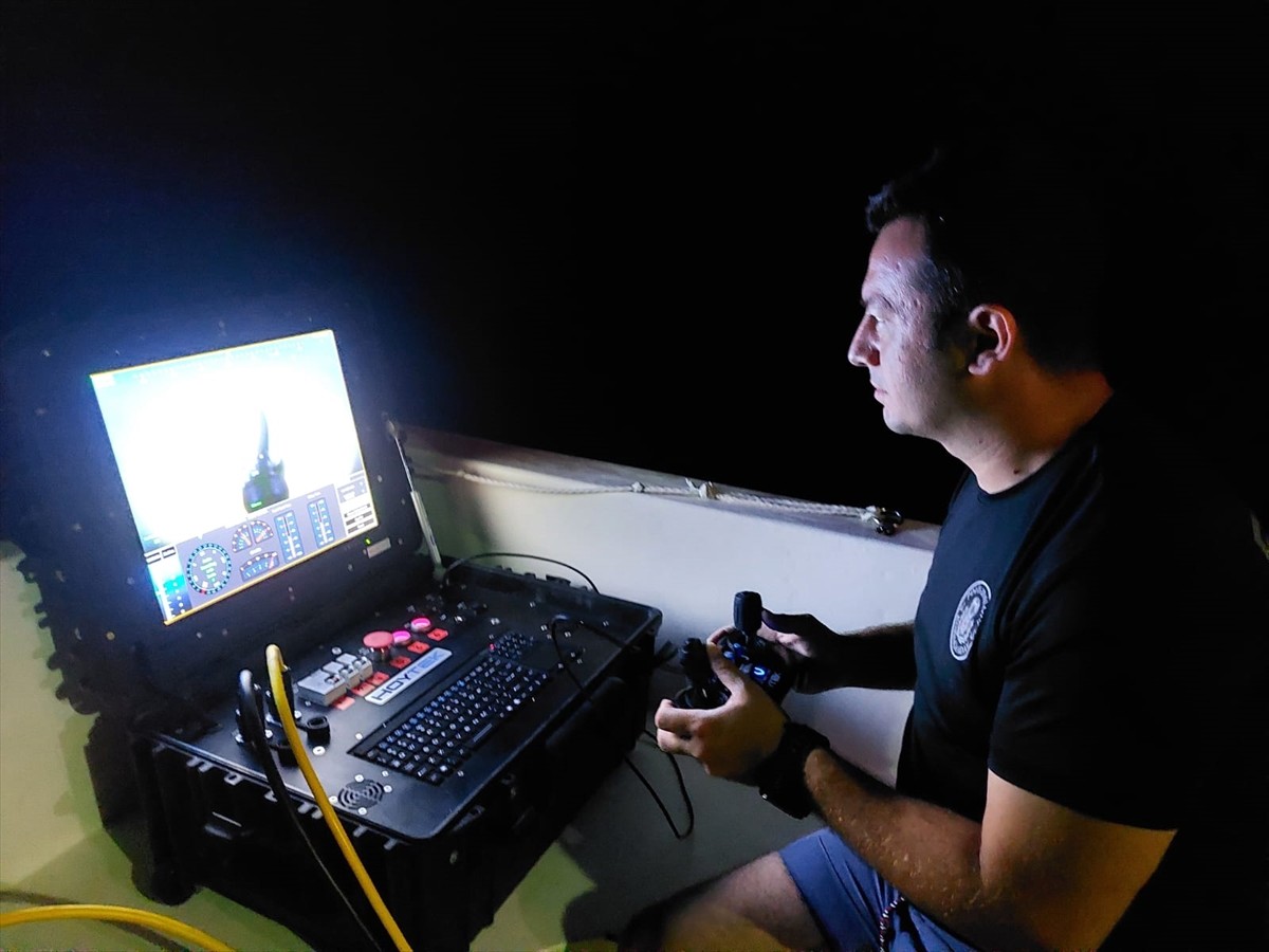 Kastamonu'nun Cide ilçesinde, teknenin batması sonucu kaybolan 3 kişinin bulunması için çalışmalar...