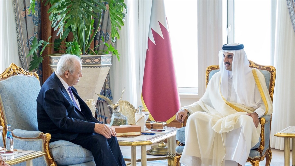 Katar Emiri Şeyh Temim bin Hamed Al Sani (sağda), Filistin'in Doha Büyükelçisi Munir Abdullah...