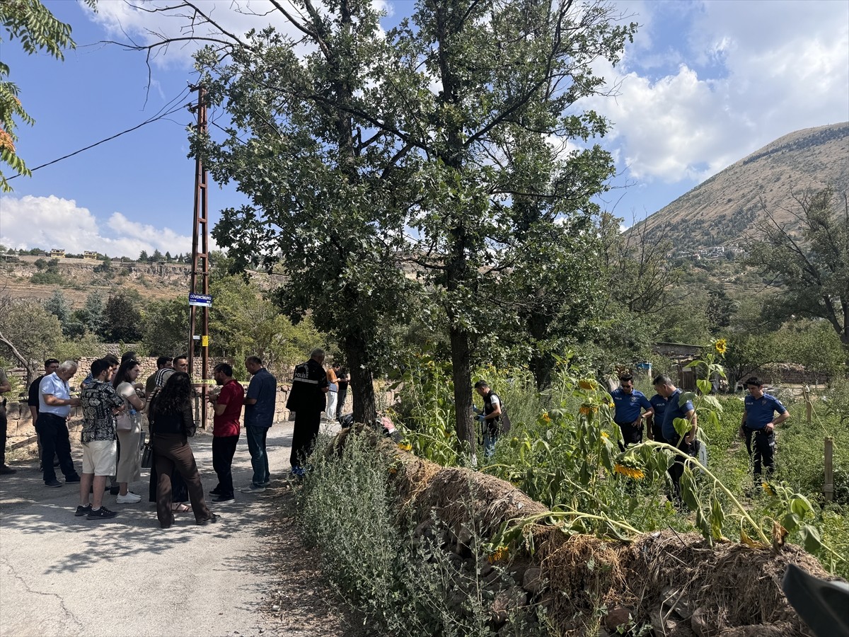 Kayseri'de çıkan silahlı kavgada 1 kişi hayatını kaybetti. Polis ekipleri olay yerinde inceleme...