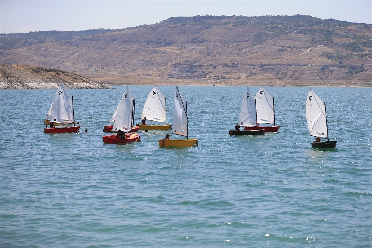 Kayseri'de Yamula Barajı gölü kıyısına yapılan Kayseri Kuşçu Su Sporları Merkezi düzenlenen...