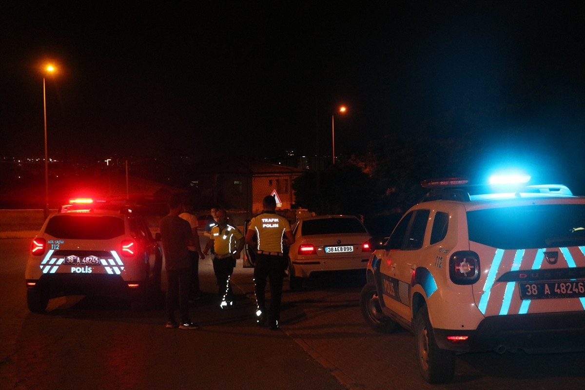  Kayseri'nin Kocasinan ilçesinde kullandığı otomobille yolun karşısına geçmeye çalışan iki kişiye...