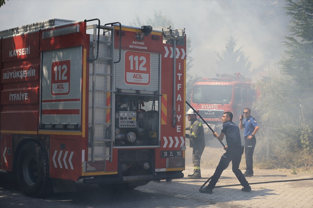 Kayseri'nin merkez Melikgazi ilçesinde Hasan Dağı eteklerinde bulunan otluk alanda çıkan yangına...