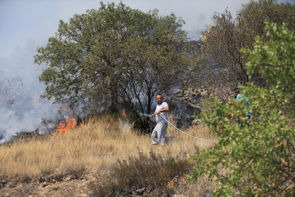 Kayseri'nin merkez Melikgazi ilçesinde Hasan Dağı eteklerinde bulunan otluk alanda çıkan yangına...