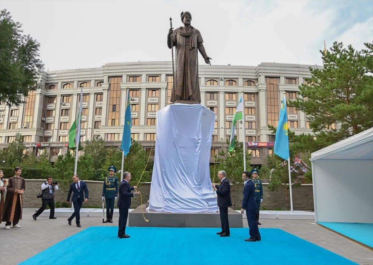 Kazakistan Cumhurbaşkanı Kasım Cömert Tokayev (solda), resmi ziyaret kapsamında başkent Astana’ya...