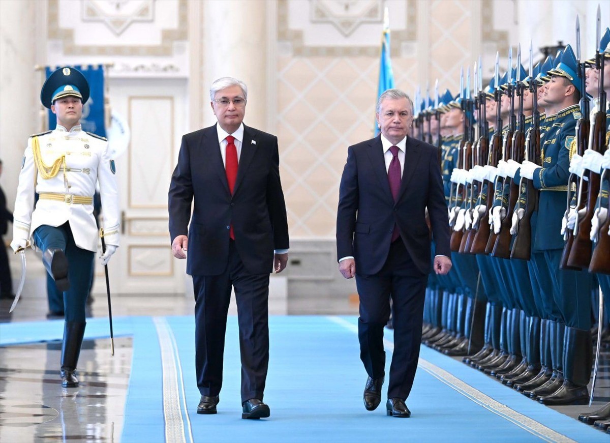 Kazakistan Cumhurbaşkanı Kasım Cömert Tokayev (solda), resmi ziyaret kapsamında başkent Astana’ya...
