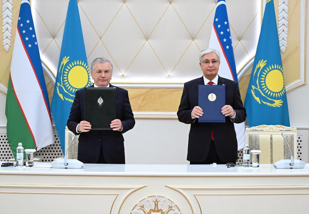 Kazakistan Cumhurbaşkanı Kasım Cömert Tokayev (solda), resmi ziyaret kapsamında başkent Astana’ya...