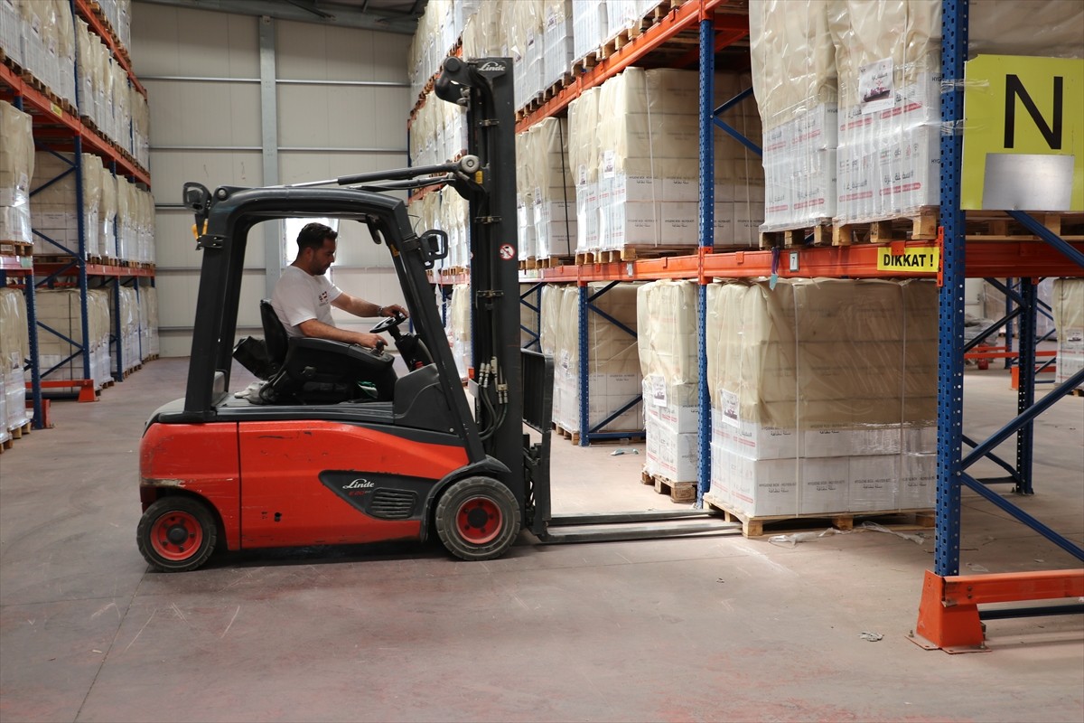 Kilis'te, "Gazze'ye Destek Ol" kampanyası kapsamında toplanan 80 tırlık gıda ve hijyen...