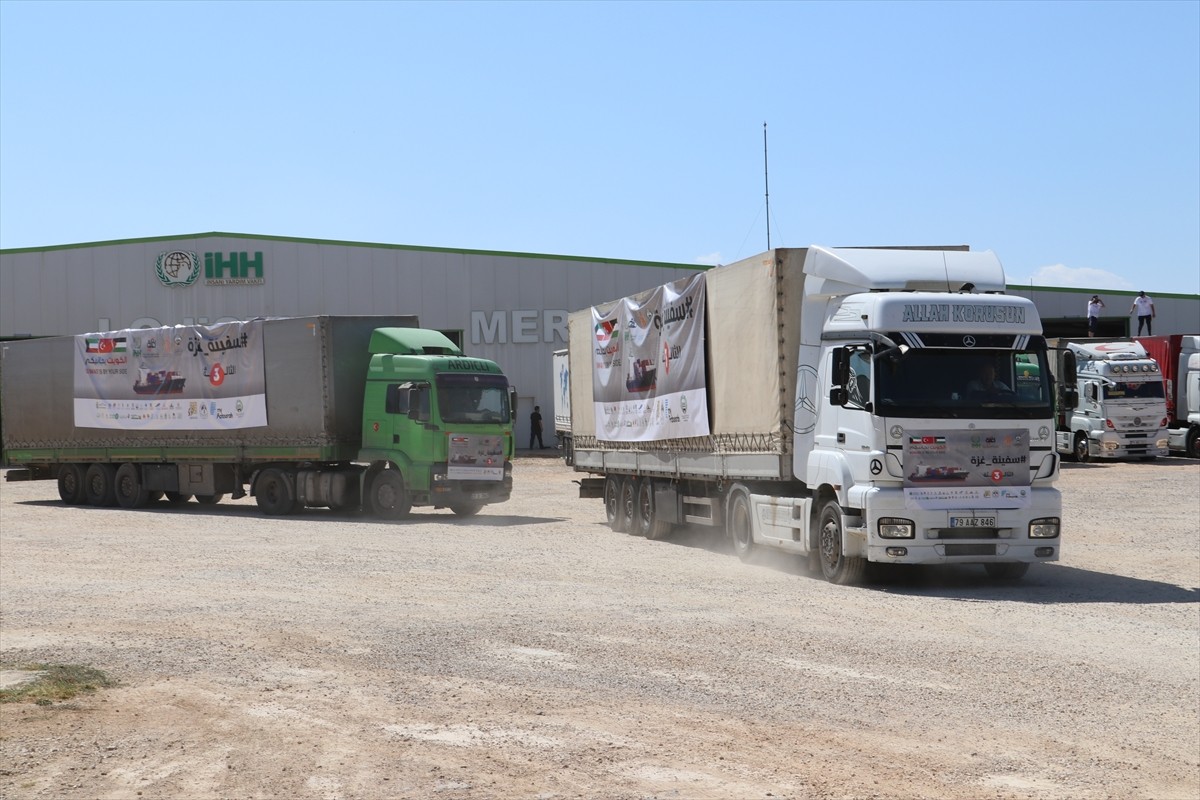 Kilis'te, "Gazze'ye Destek Ol" kampanyası kapsamında toplanan 80 tırlık gıda ve hijyen...