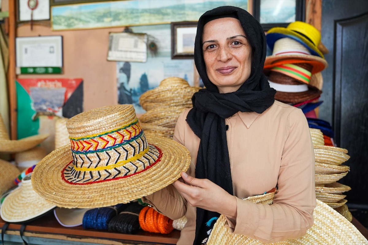 Kırklareli'nde, köyde yaşayan kadınlarca tarladan toplanarak hasıra dönüştürülen çavdarlar, Fatma...