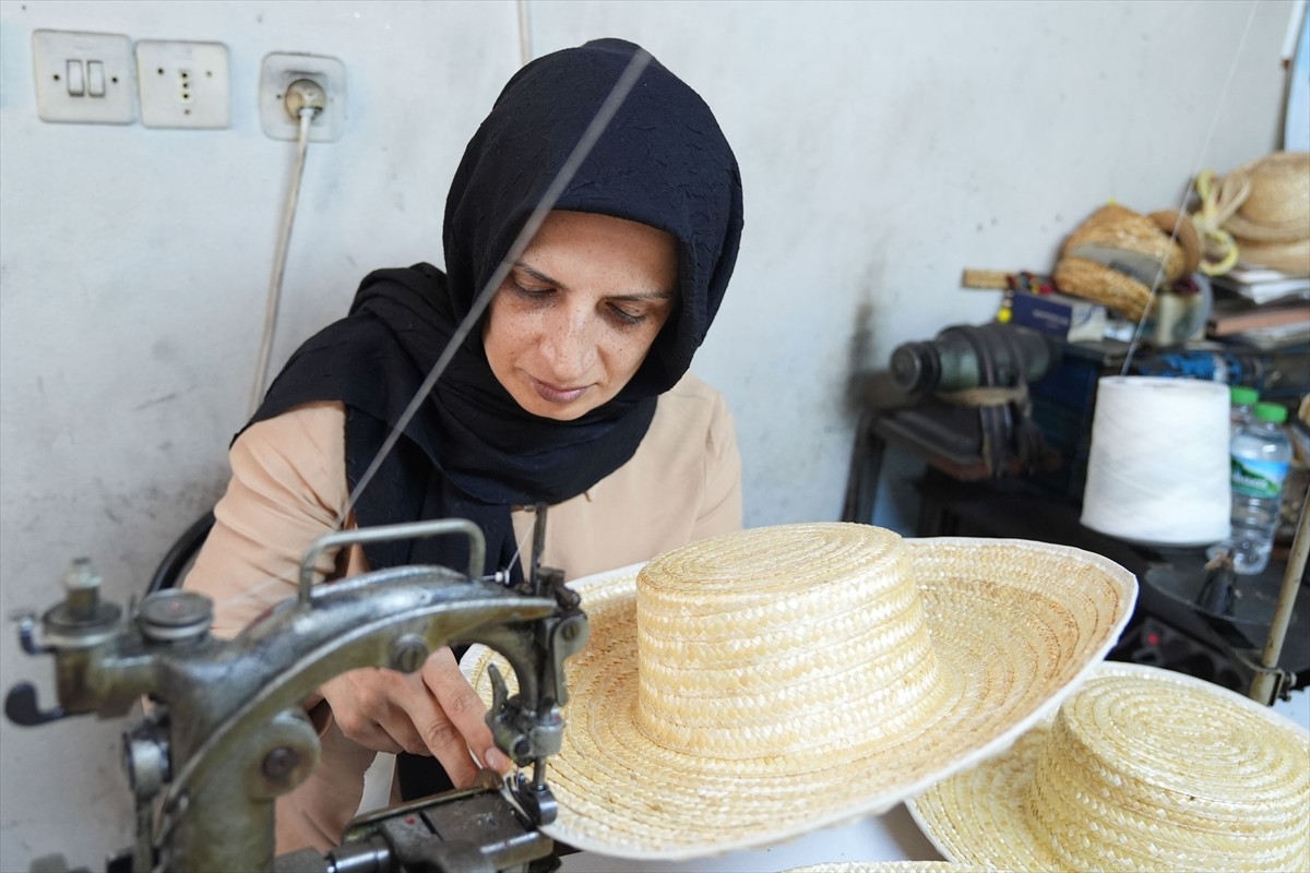 Kırklareli'nde, köyde yaşayan kadınlarca tarladan toplanarak hasıra dönüştürülen çavdarlar, Fatma...