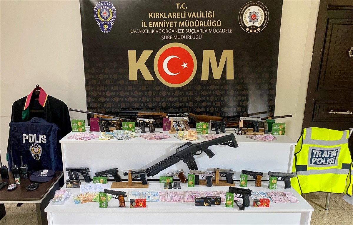 Kırklareli merkezli 4 ilde, iki organize suç örgütüne yönelik düzenlenen "Kuyu-15"...