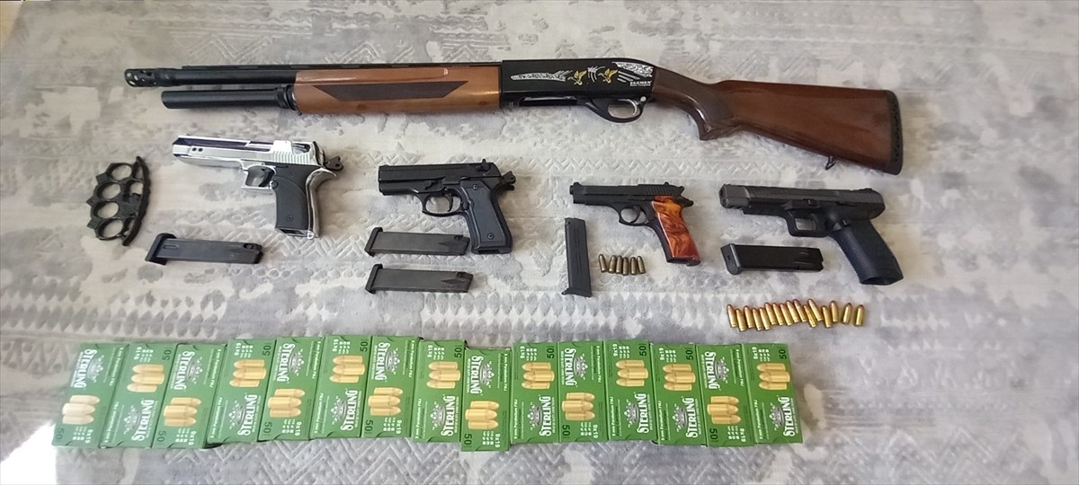 Kırklareli merkezli 4 ilde, iki organize suç örgütüne yönelik düzenlenen "Kuyu-15"...