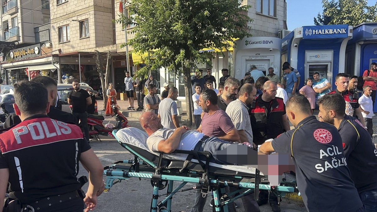 Kocaeli'nin Çayırova ilçesinde trafikte yol verme tartışması nedeniyle çıkan bıçaklı kavgada 2...