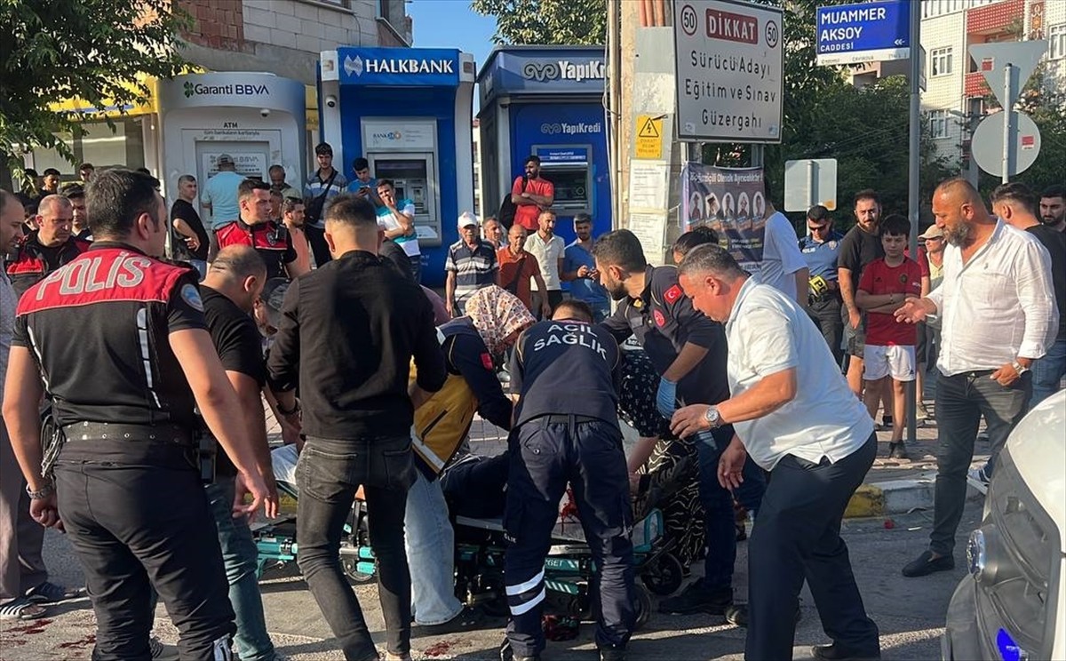 Kocaeli'nin Çayırova ilçesinde trafikte yol verme tartışması nedeniyle çıkan bıçaklı kavgada 2...