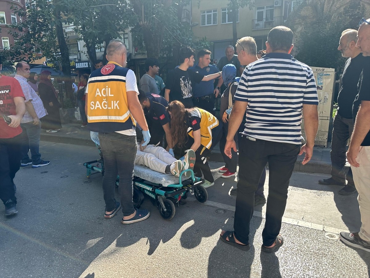 Kocaeli'nin İzmit ilçesinde bir zanlı tarafından bıçaklanan 4 kişi yaralandı.