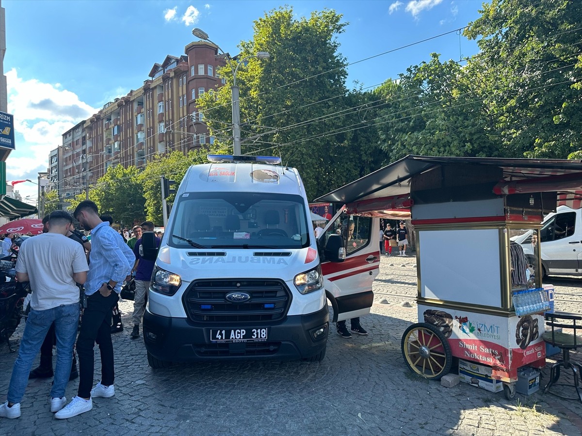 Kocaeli'nin İzmit ilçesinde bir zanlı tarafından bıçaklanan 4 kişi yaralandı.