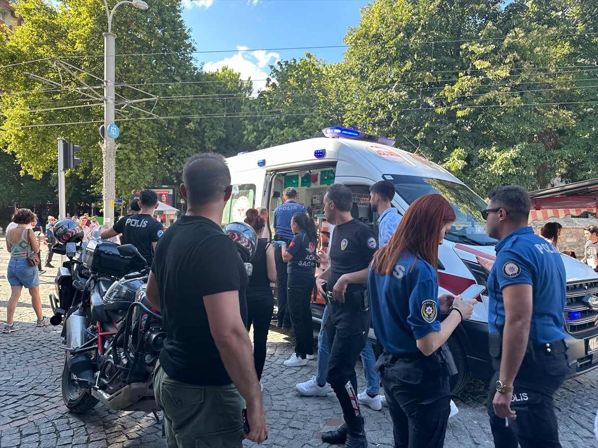 Kocaeli'nin İzmit ilçesinde bir zanlı tarafından bıçaklanan 4 kişi yaralandı.