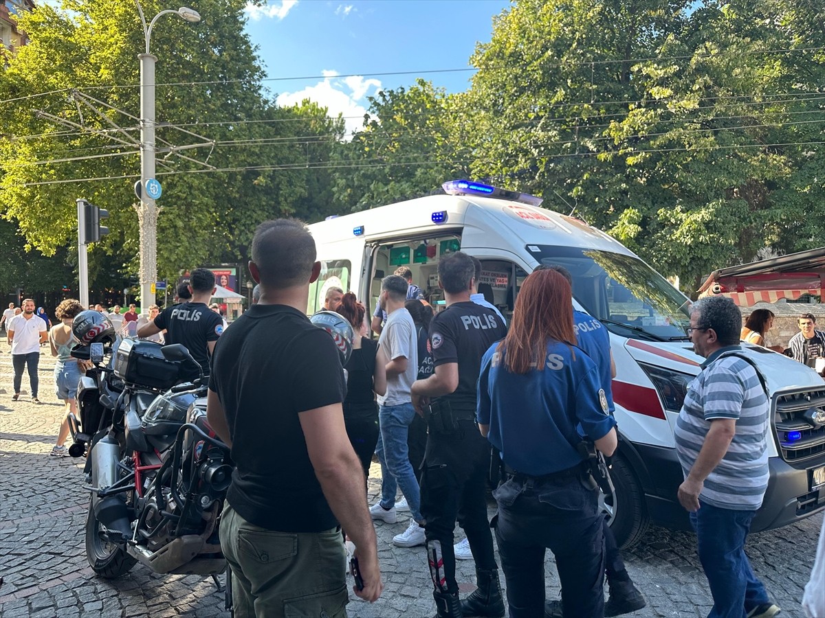 Kocaeli'nin İzmit ilçesinde bir zanlı tarafından bıçaklanan 4 kişi yaralandı.