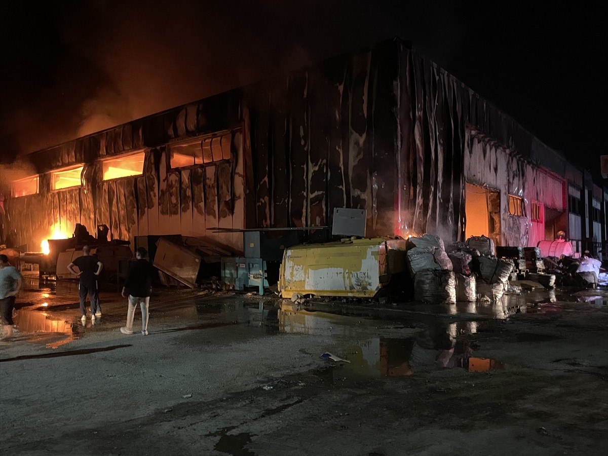Konya'da plastik geri dönüşüm fabrikasında çıkan yangın, çevredeki iş yerlerine sıçramadan kontrol...