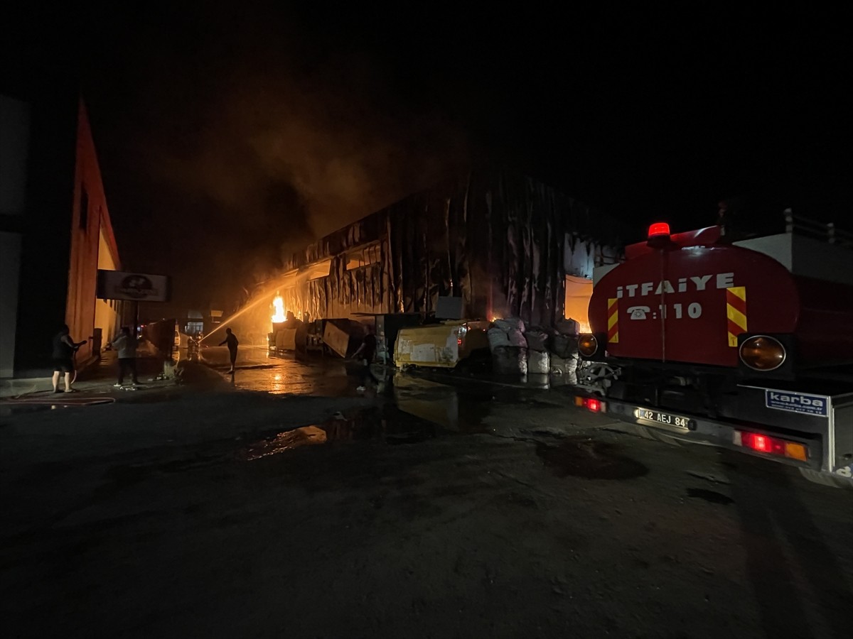 Konya'da plastik geri dönüşüm fabrikasında çıkan yangın, çevredeki iş yerlerine sıçramadan kontrol...
