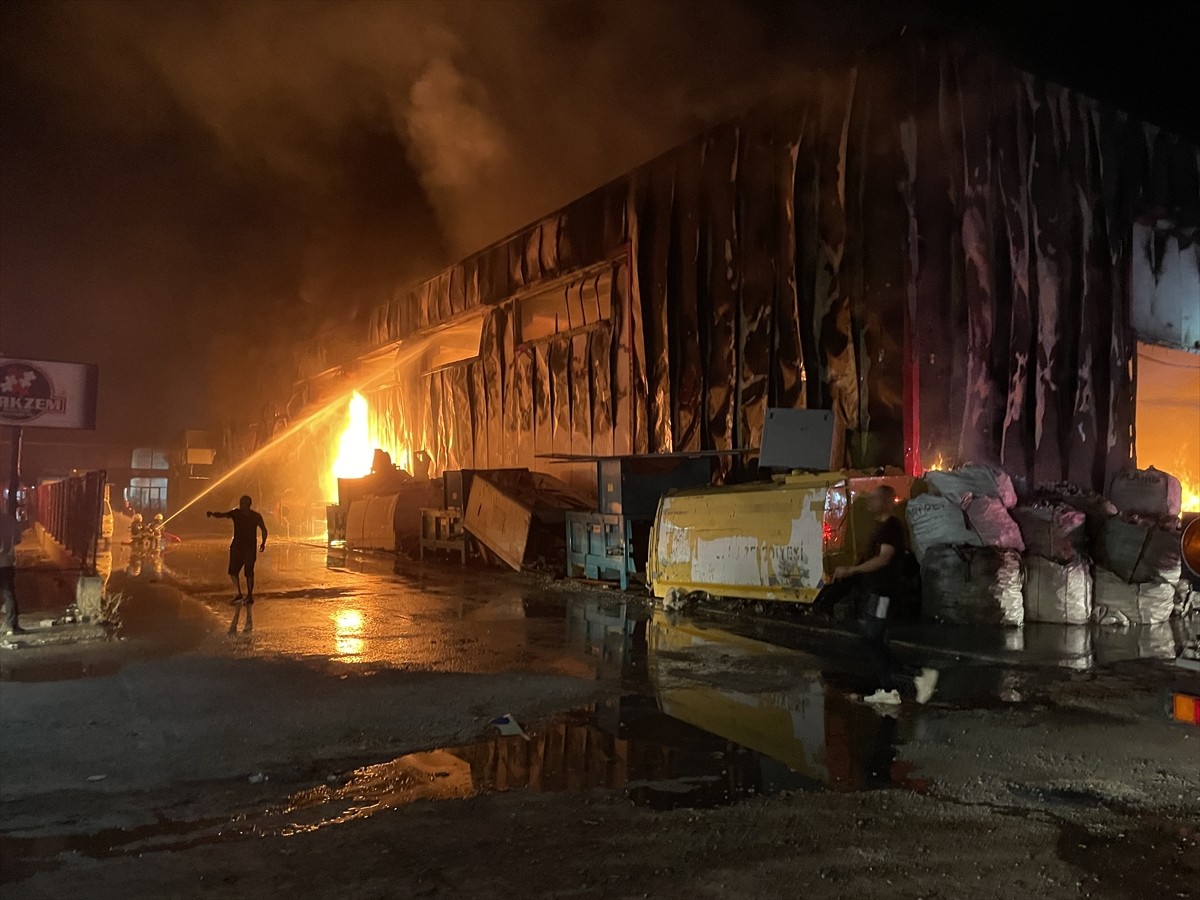 Konya'da plastik geri dönüşüm fabrikasında çıkan yangın, çevredeki iş yerlerine sıçramadan kontrol...