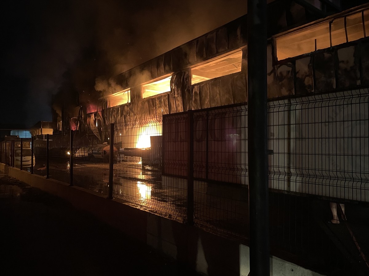 Konya'da plastik geri dönüşüm fabrikasında çıkan yangın, çevredeki iş yerlerine sıçramadan kontrol...
