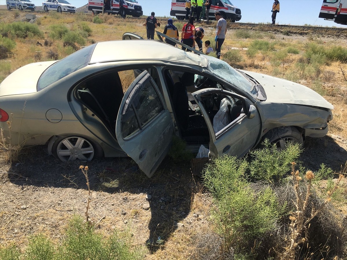 Konya'nın Karapınar ilçesinde yoldan çıkarak takla atan otomobildeki 8 kişi yaralandı.