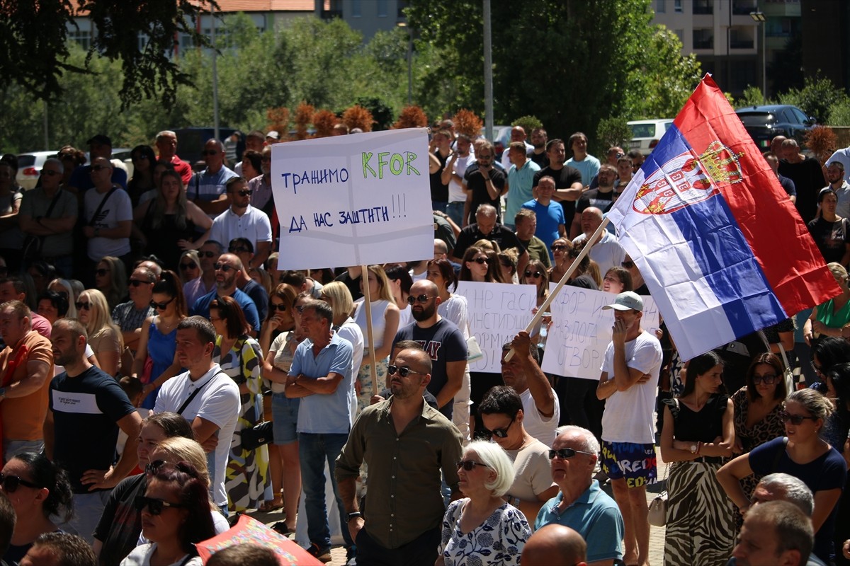 Kosova'nın kuzeyindeki Mitroviça'da, şehri güney ve kuzey olarak ikiye ayıran İbre nehri...