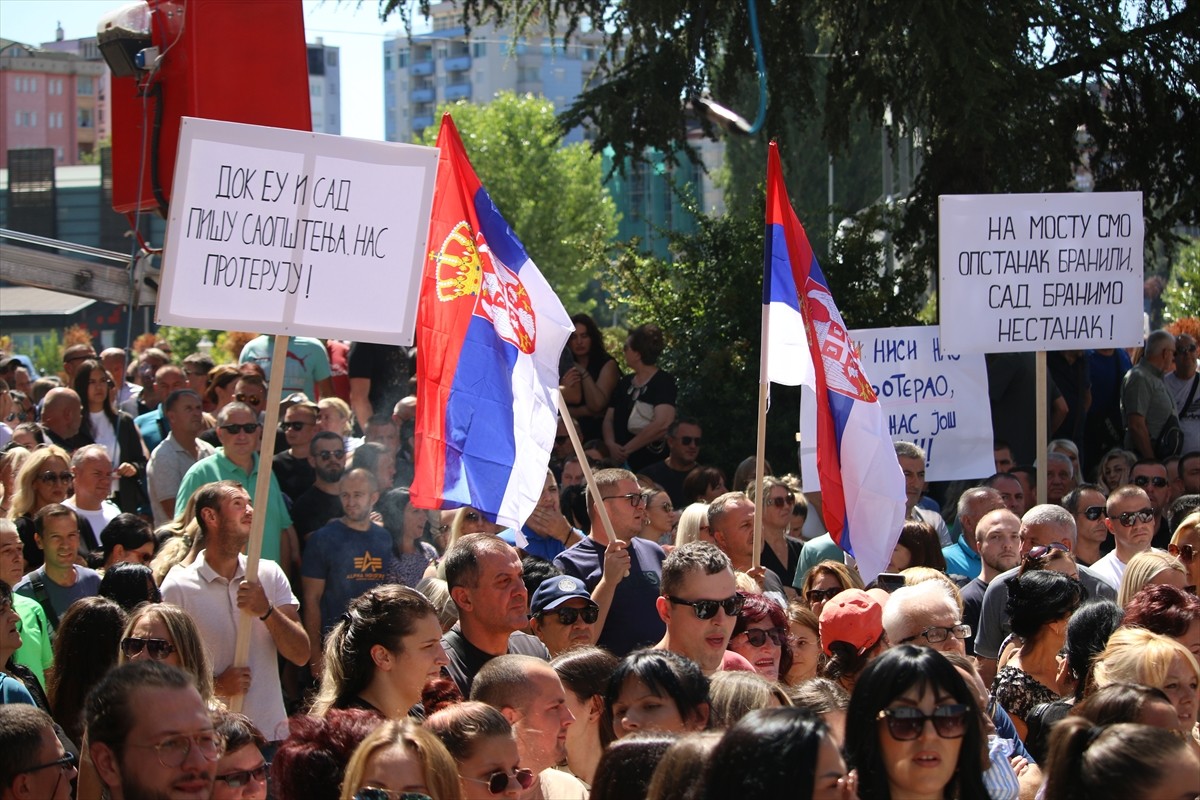 Kosova'nın kuzeyindeki Mitroviça'da, şehri güney ve kuzey olarak ikiye ayıran İbre nehri...