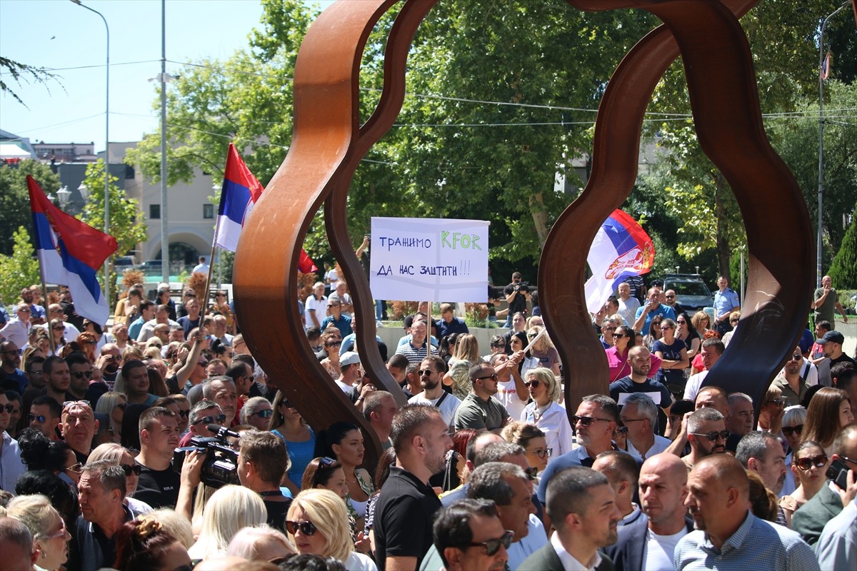Kosova'nın kuzeyindeki Mitroviça'da, şehri güney ve kuzey olarak ikiye ayıran İbre nehri...