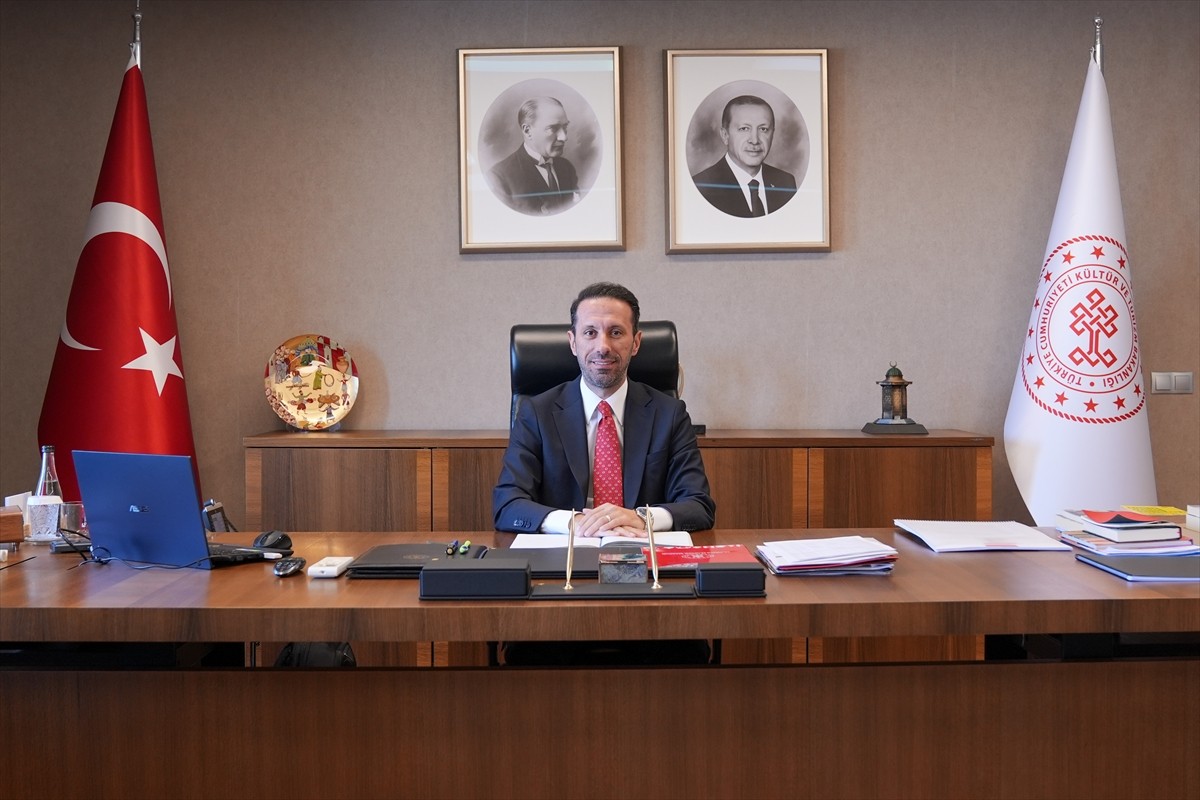 Kültür ve Turizm Bakanlığı Yaşayan Miras ve Kültürel Etkinlikler Genel Müdürü Selim Terzi, ilgiyle...
