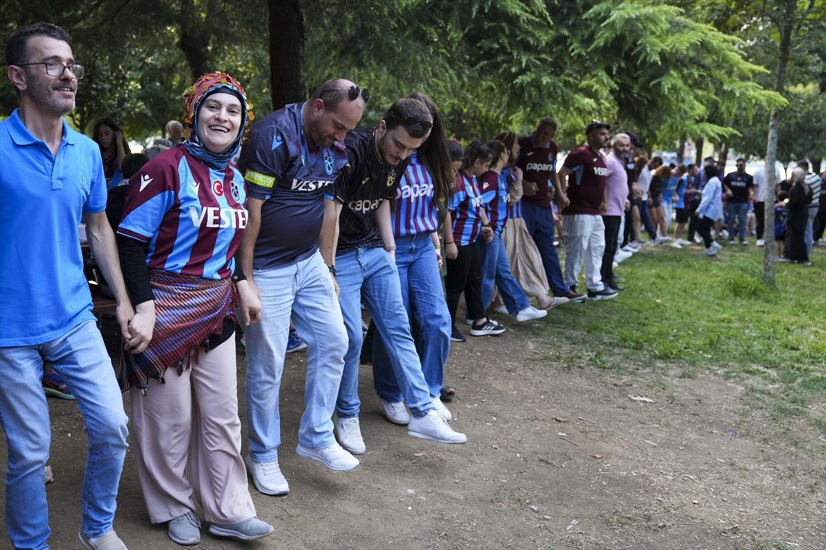 Kuruluşunun 57. yılını kutlayan Trabzonspor'da Gurbetçi Gençler Taraftar Grubu'nca kutlama...