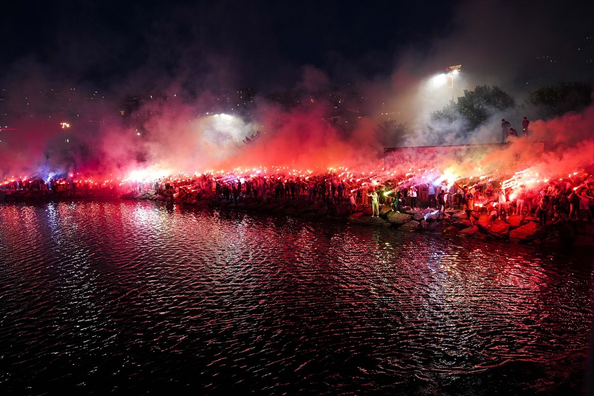 Kuruluşunun 57. yılını kutlayan Trabzonspor'da Gurbetçi Gençler Taraftar Grubu'nca kutlama...