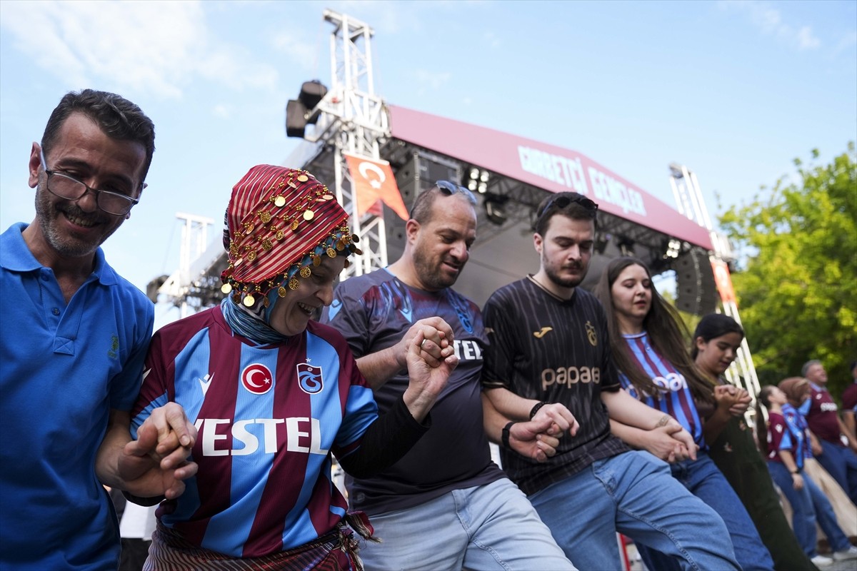 Kuruluşunun 57. yılını kutlayan Trabzonspor'da Gurbetçi Gençler Taraftar Grubu'nca kutlama...