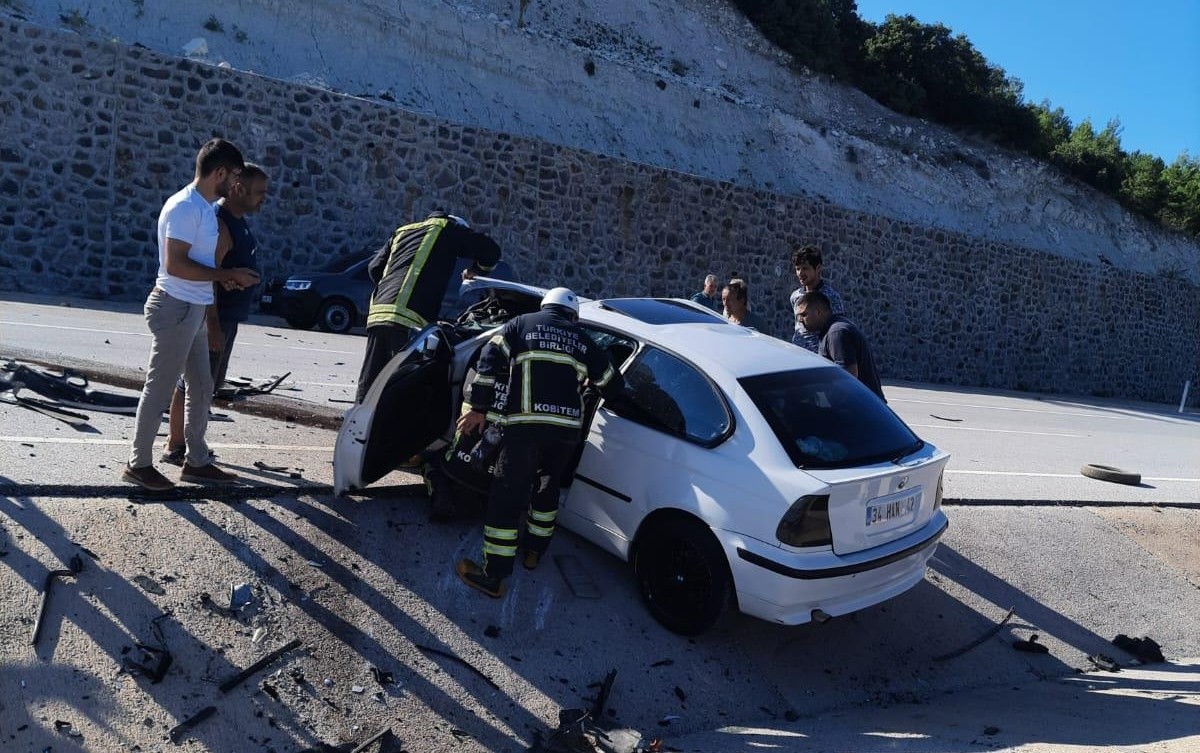 Kütahya'nın Gediz ilçesinde, iki otomobilin çarpışması sonucu 5 kişi yaralandı.