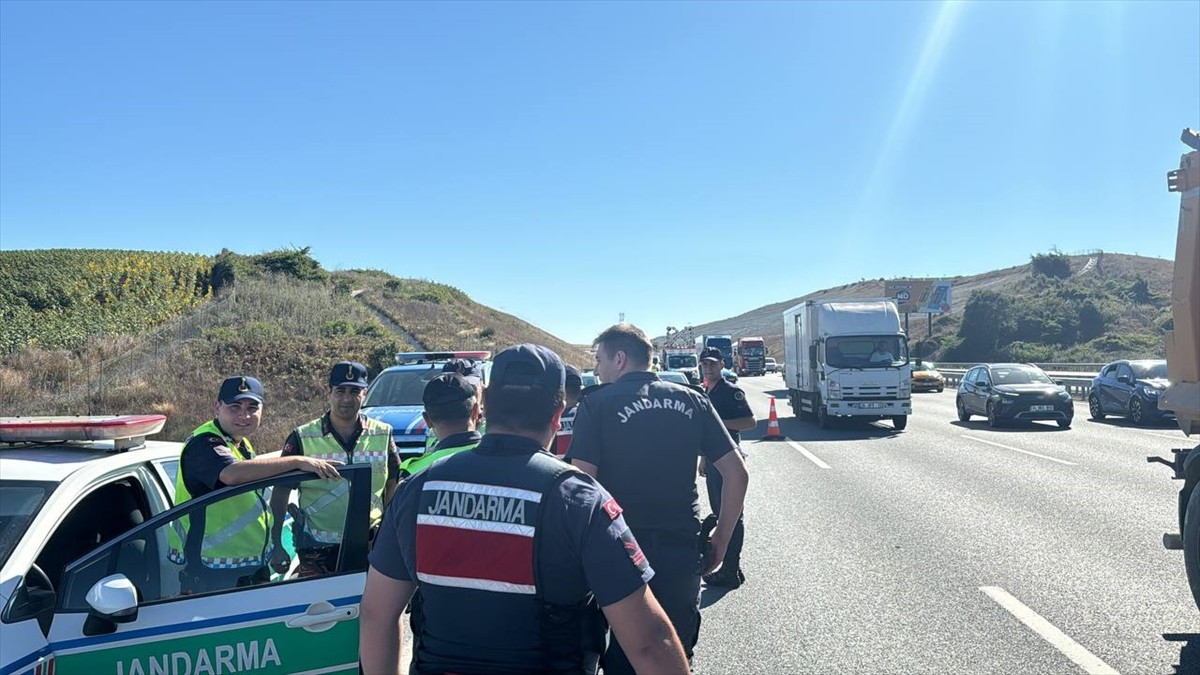 Kuzey Marmara Otoyolu'nda kontrolden çıkarak şarampole devrilen servis aracındaki 9 kişi...