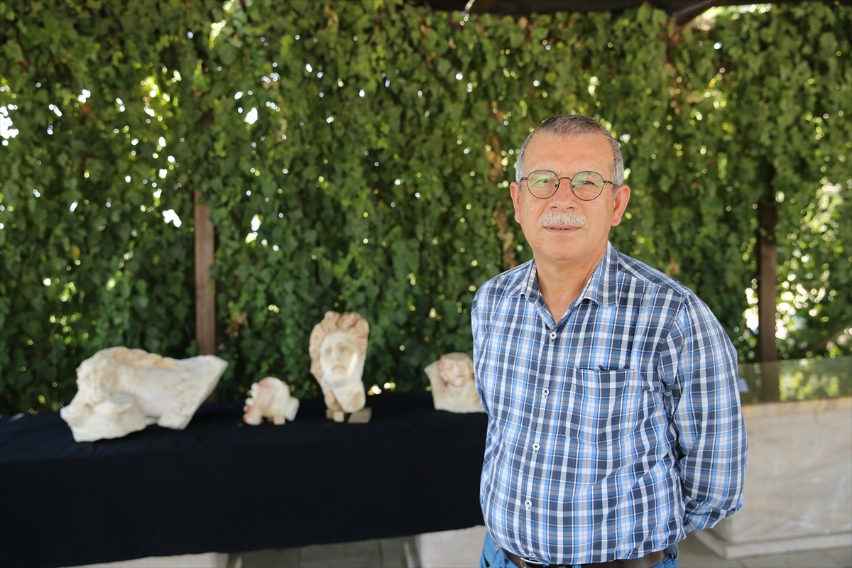 Laodikeia Antik Kenti Kazı Başkanı Prof. Dr. Celal Şimşek, Kültür ve Turizm Bakanı Mehmet Nuri...