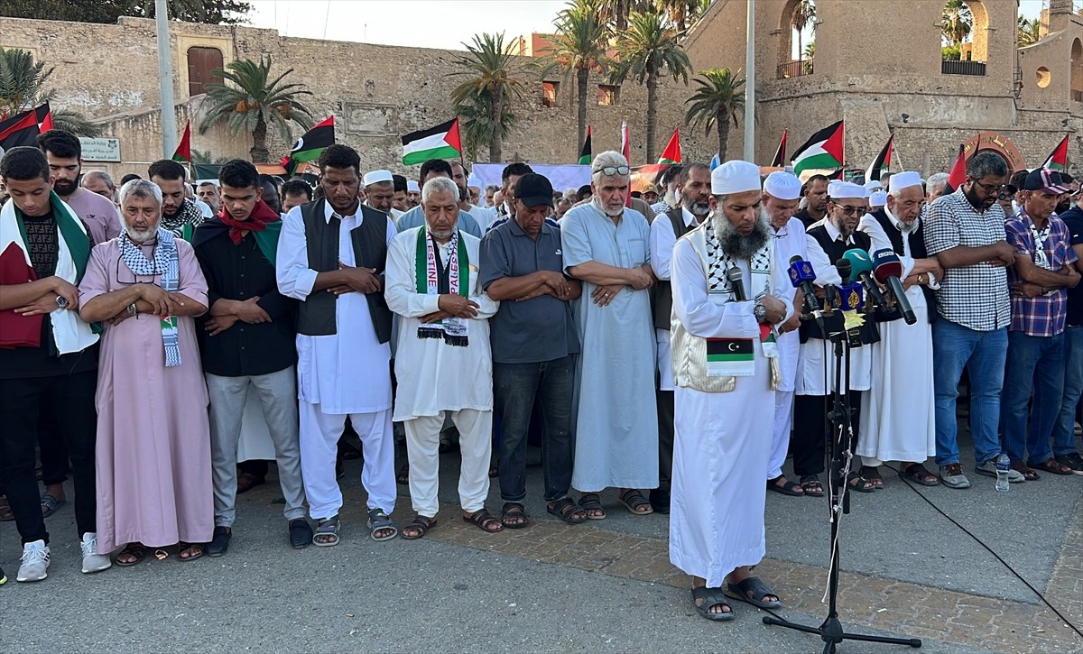 Libya'nın başkenti Trablus'taki Şehitler Meydanı'nda Hamas Siyasi Büro Başkanı İsmail Heniyye'ye...