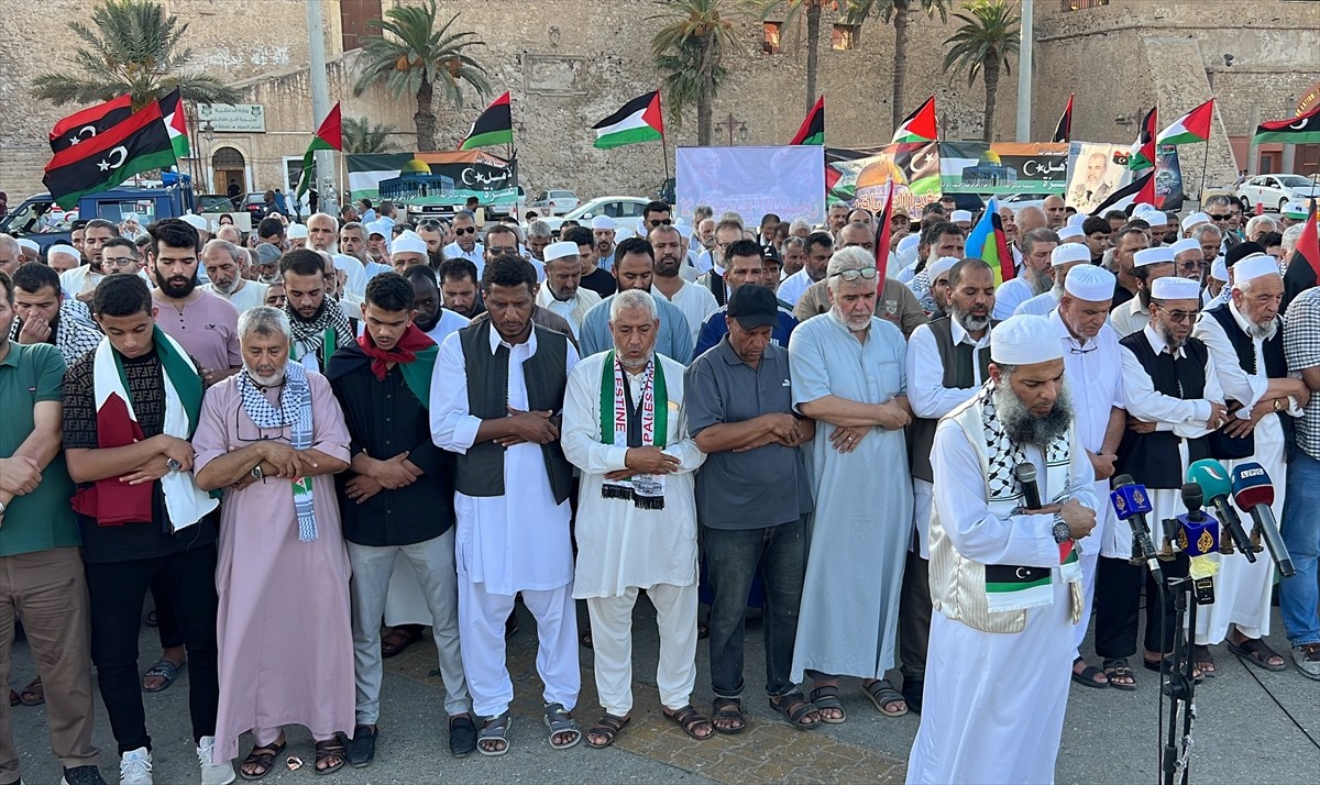 Libya'nın başkenti Trablus'taki Şehitler Meydanı'nda Hamas Siyasi Büro Başkanı İsmail Heniyye'ye...