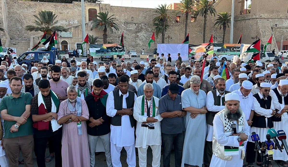 Libya'nın başkenti Trablus'taki Şehitler Meydanı'nda Hamas Siyasi Büro Başkanı İsmail Heniyye'ye...