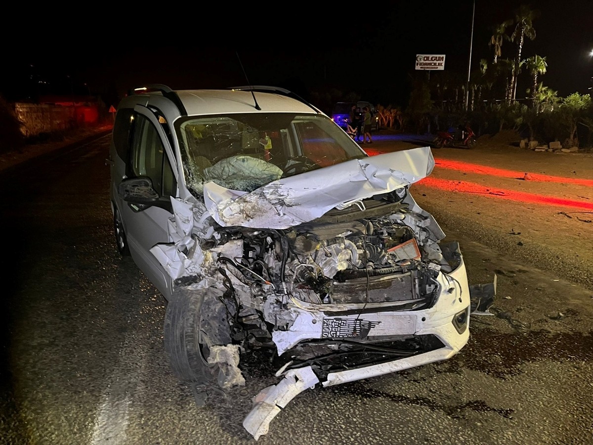 <div>İzmir'in Ödemiş ilçesinde hafif ticari araç ile otomobilin çarpışması sonucu 2'si çocuk 5...