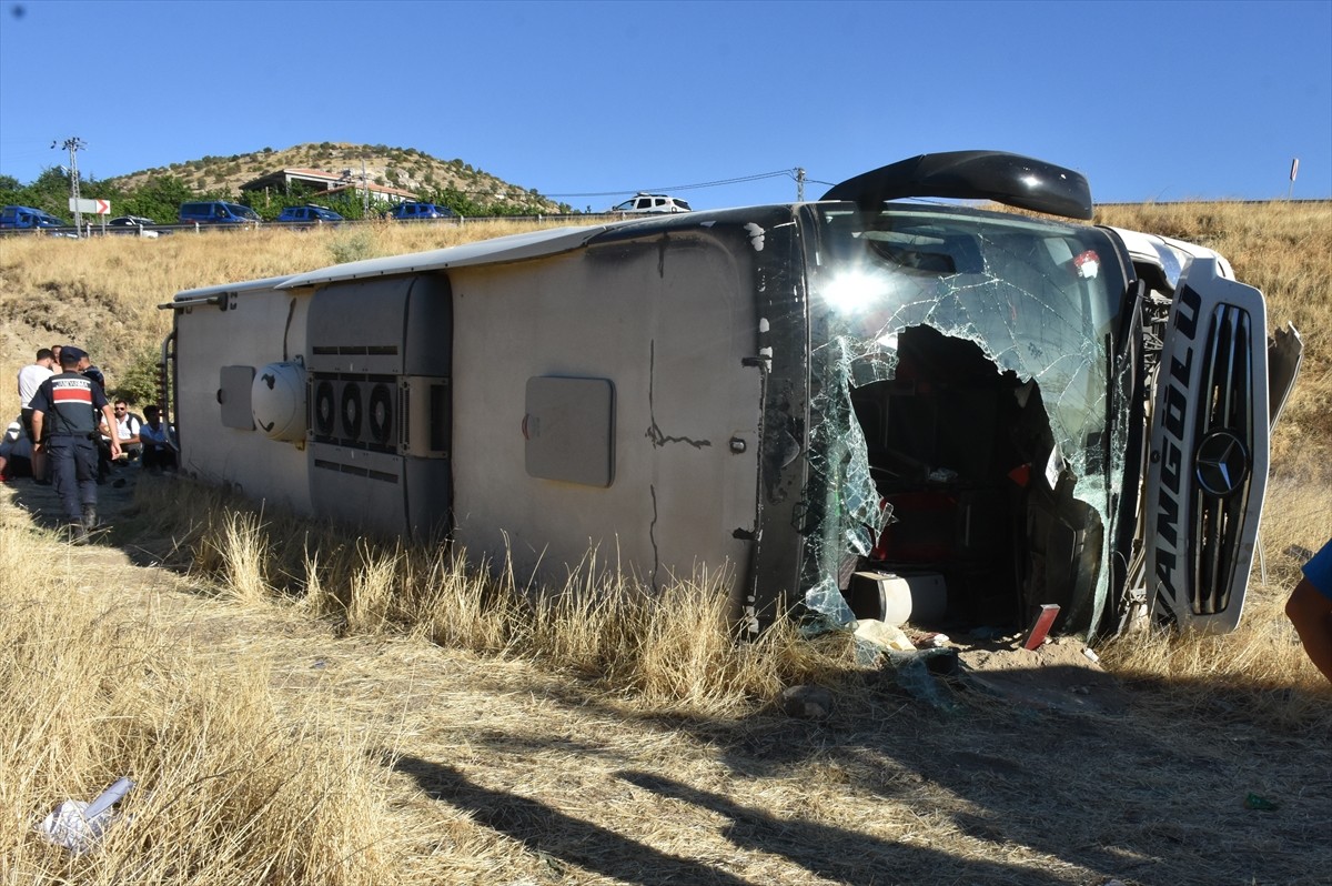 Malatya'nın Akçadağ ilçesinde yolcu otobüsünün devrilmesi sonucu 3'ü ağır 14 kişi...