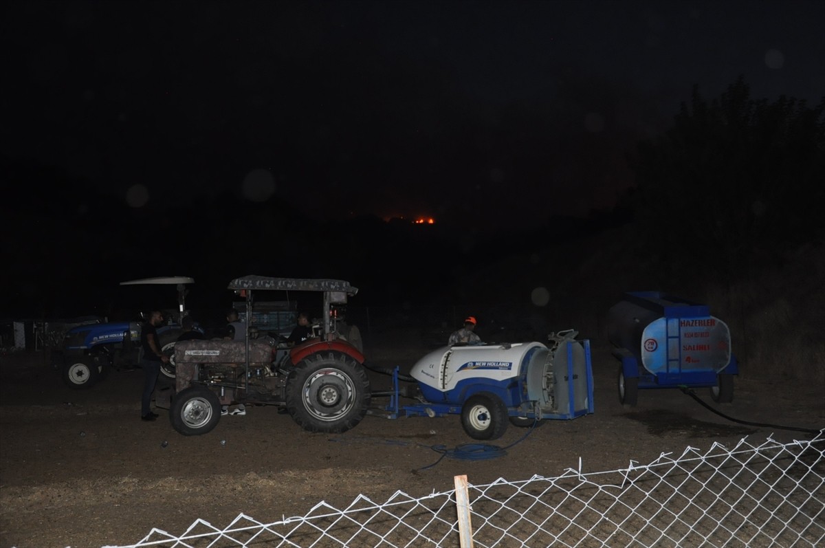 Manisa'nın Salihli ilçesinde ormanlık alanda çıkan yangına havadan ve karadan müdahale devam...