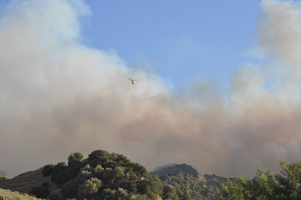 Manisa'nın Salihli ilçesinde ormanlık alanda çıkan yangına havadan ve karadan müdahale devam...