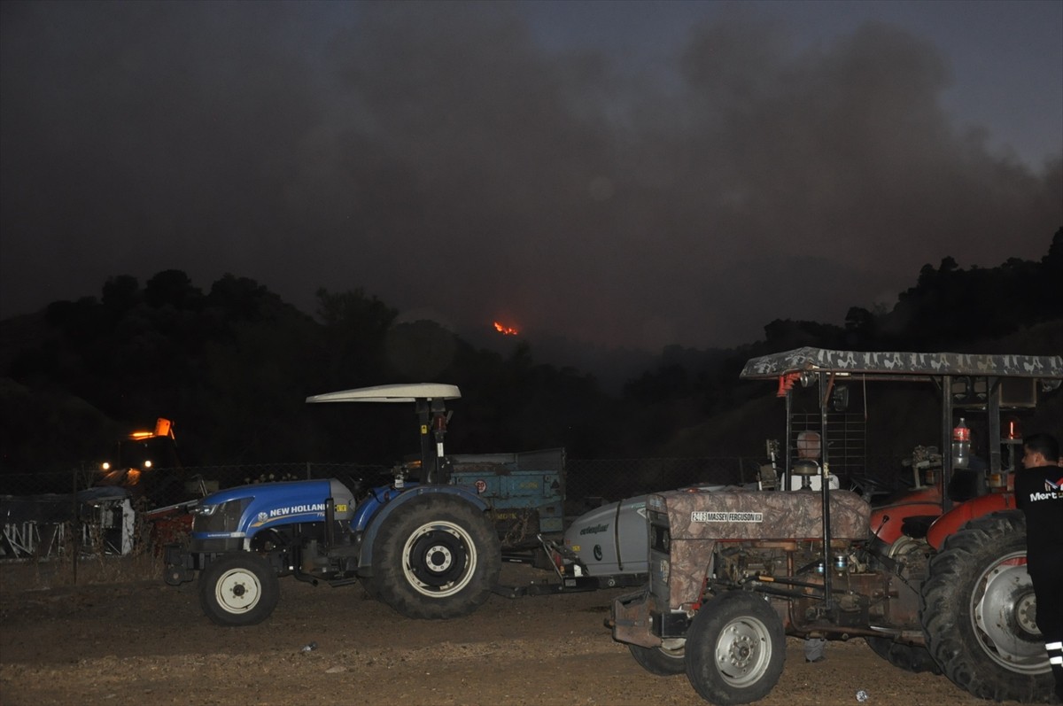 Manisa'nın Salihli ilçesinde ormanlık alanda çıkan yangına havadan ve karadan müdahale devam...