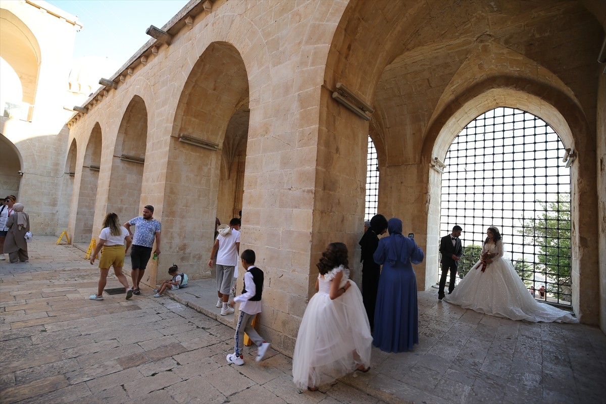 Mardin'de dünyaevine giren çiftler, düğün fotoğraflarının çekimini stüdyo yerine bunaltıcı...