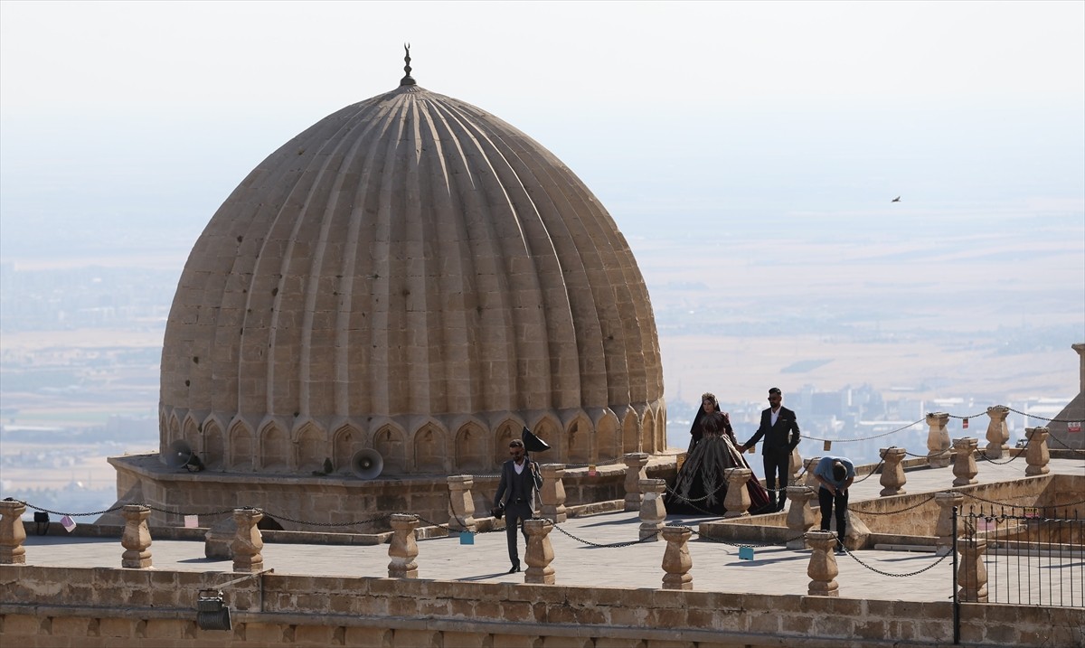 Mardin'de dünyaevine giren çiftler, düğün fotoğraflarının çekimini stüdyo yerine bunaltıcı...
