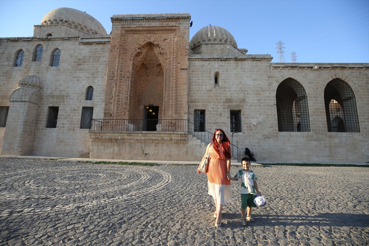 Mardin'de dünyaevine giren çiftler, düğün fotoğraflarının çekimini stüdyo yerine bunaltıcı...